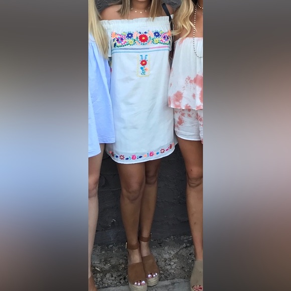 Off The Shoulder Dress - Picture 3 of 7